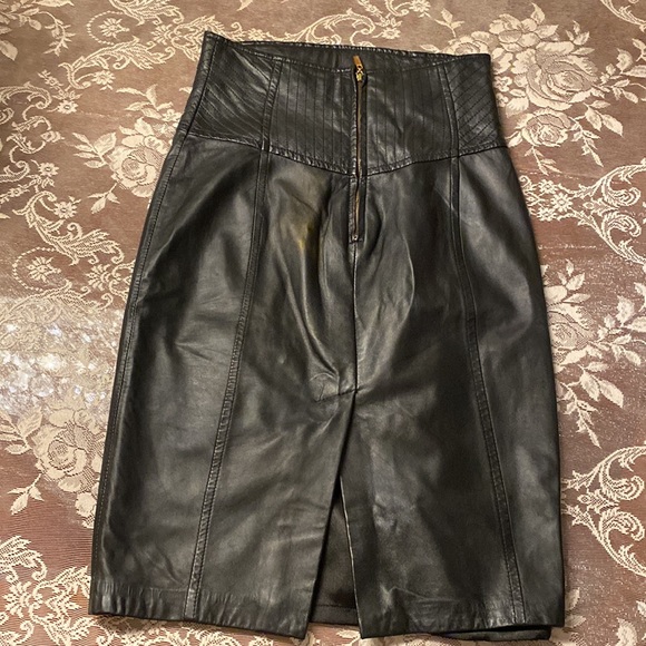 Marciano, Pencil Skirt, Size 0, Black. - Picture 2 of 4